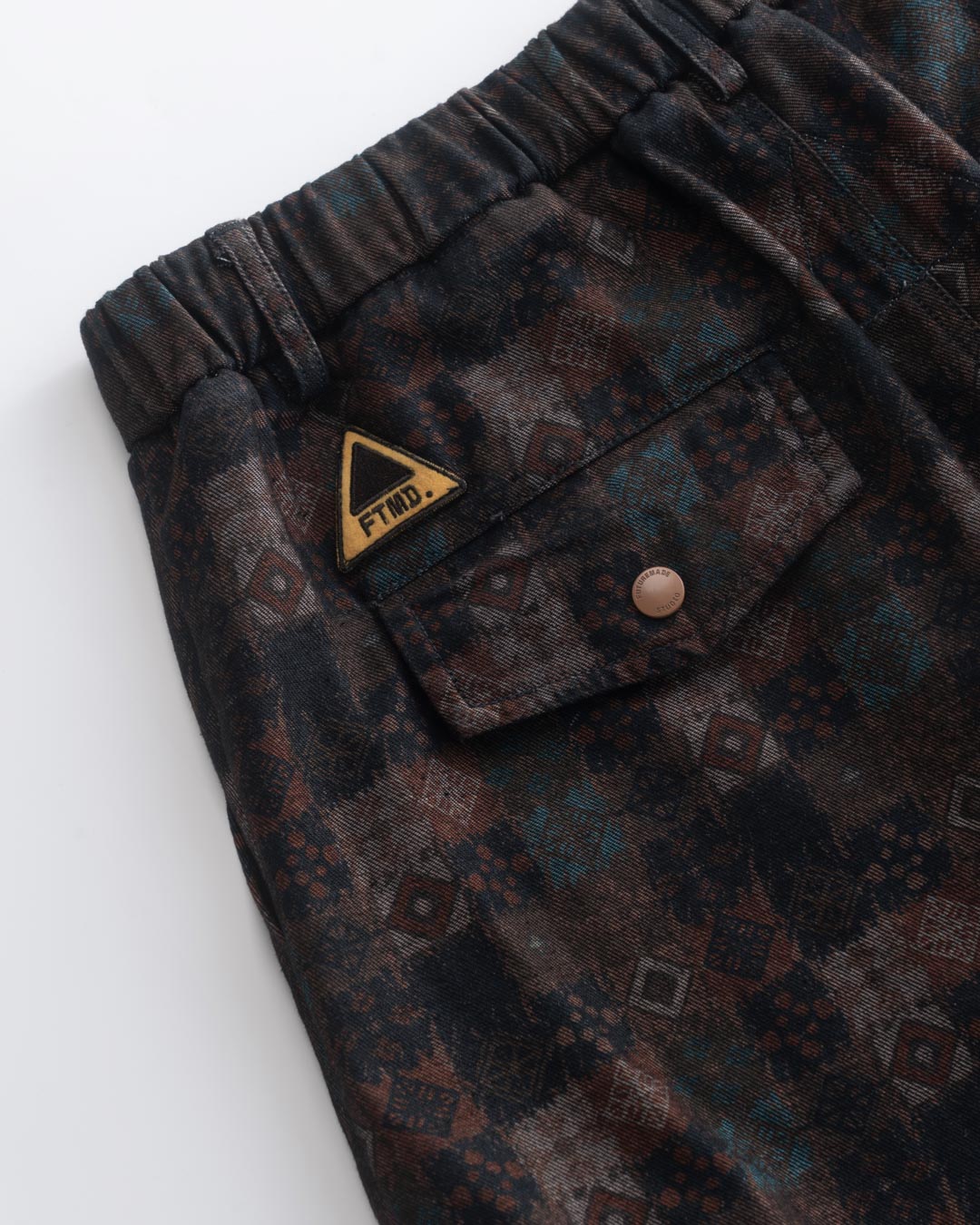 CARGO OVER PANTS